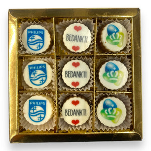 9 luxe bonbons met logo in gouden doosje - Macaronstore.nl